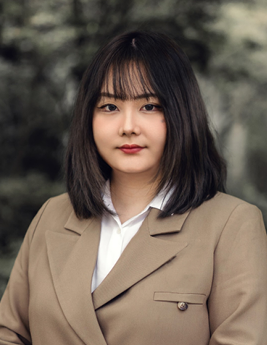 Headshot of Veronica Wang (Elle)